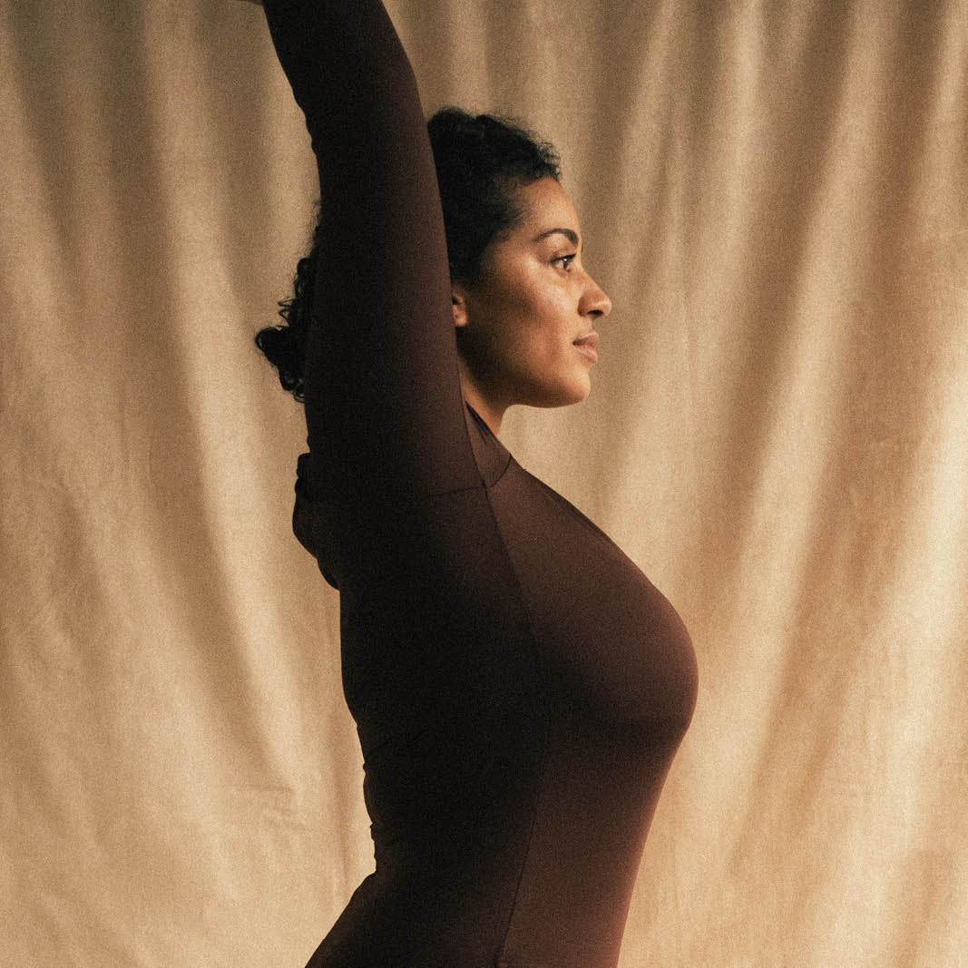 DR VIVIEN KARL Intimpflege Frau mit gestreckten Armen