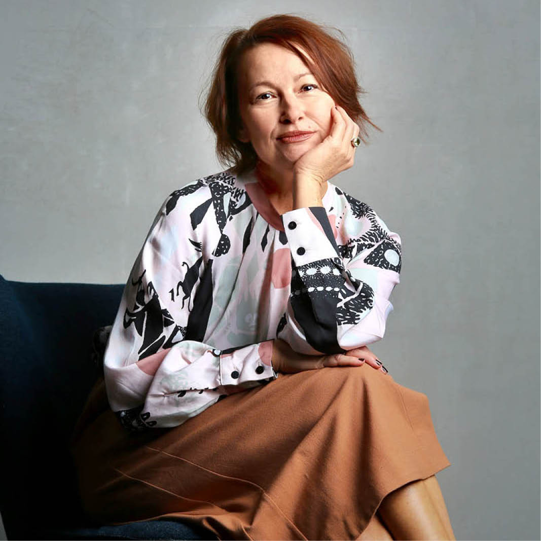 Frau,Ursula Gaisa, sitzt auf dem Stuhl