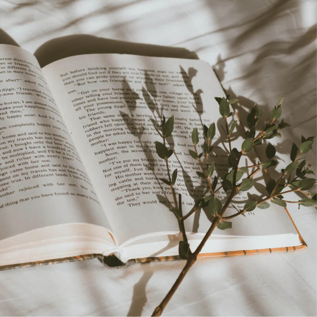 Buch auf weißem Laken