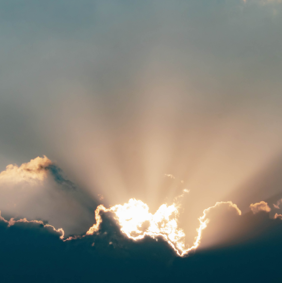 Sonnenstrahlen hinter Wolken