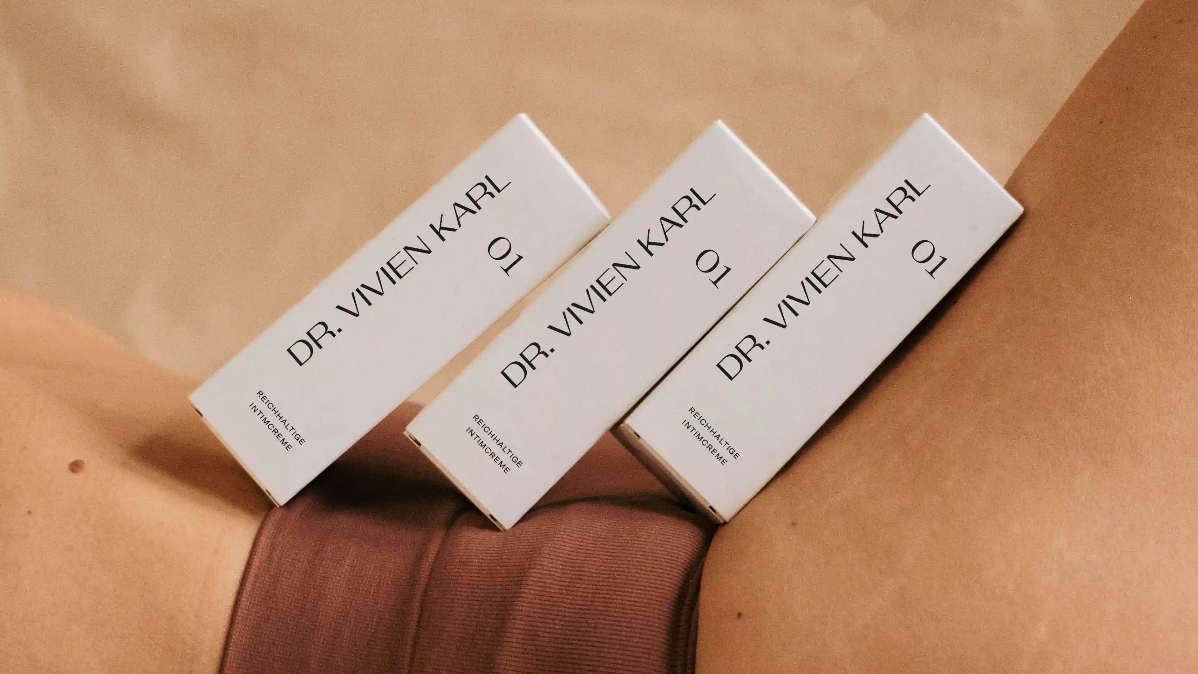 Frau liegt Intimcreme 01 von DR. VIVIEN KARL