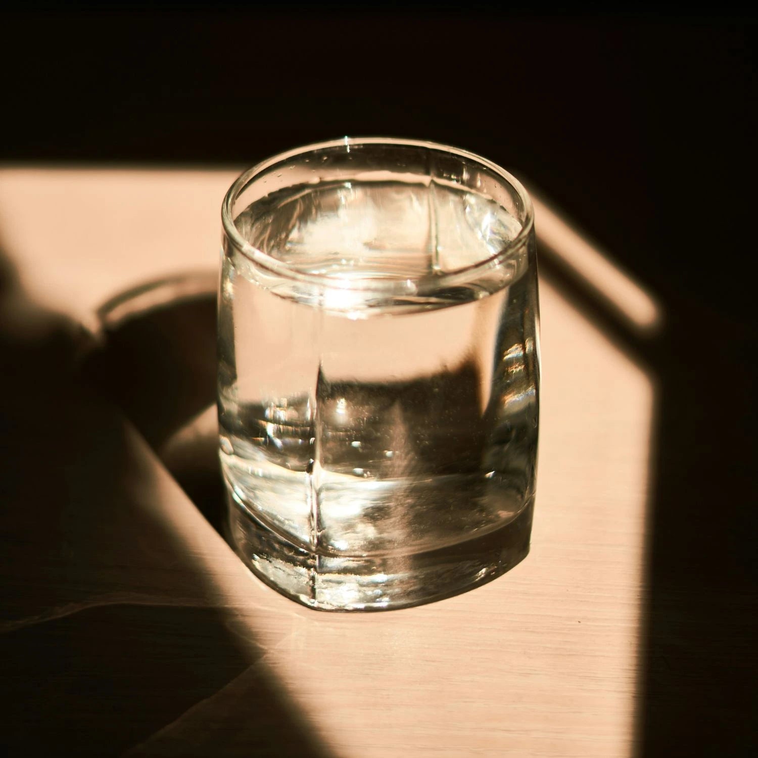 Glas warmes Wasser zum Aufstehen