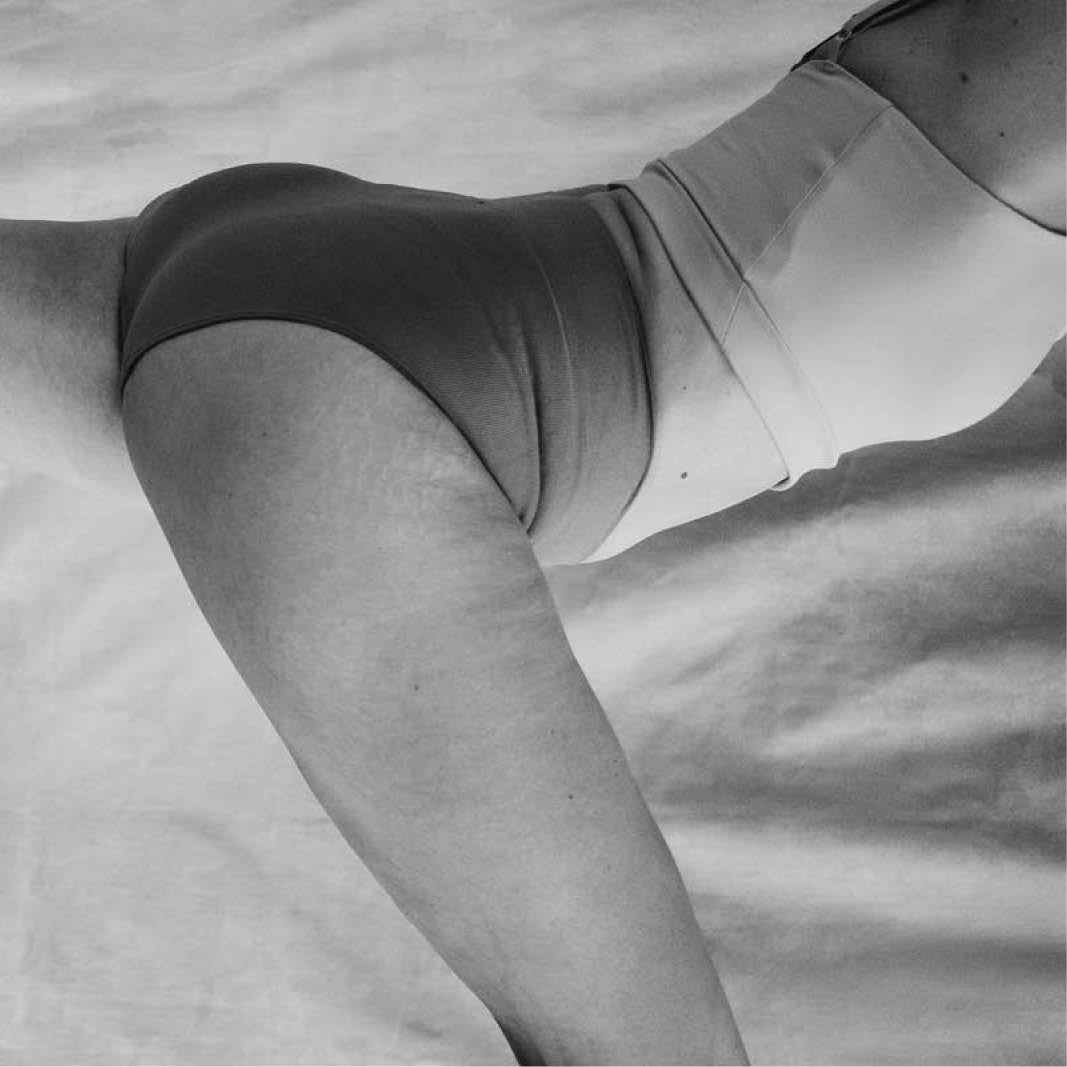 schwarz weiß Bild einer Frau, die ihr Bein streckt