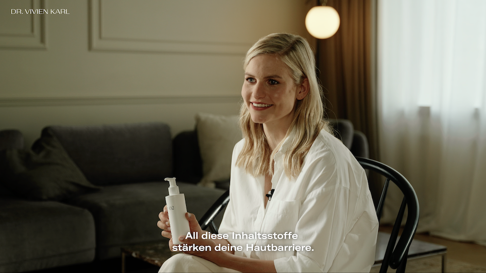 DR VIVIEN KARL Frau zeigt Intimwaschlotion 02 gegen Scheidentrockenheit